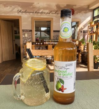 💛 Domácí limonáda ze sirupů od Macháčků. Můžeme připravit osvěžující studenou i hřejivou teplou variantu do chladných dní. 🍐💛